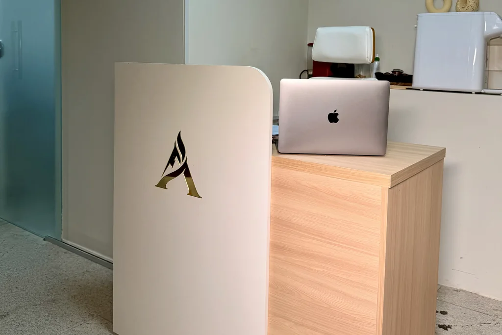 Recepção da Altius Saúde com a marca no balcão